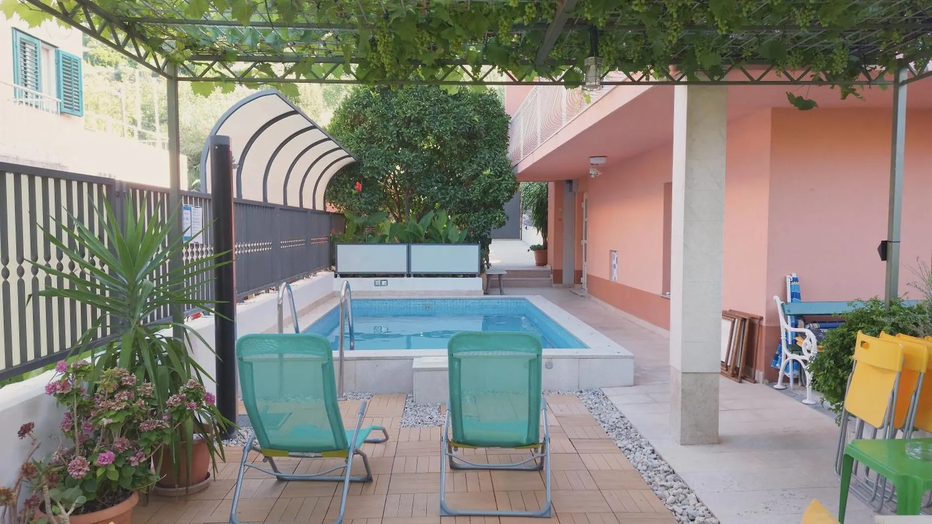Poolside Paradise - A Hidden Gem In Split Chorvatsko