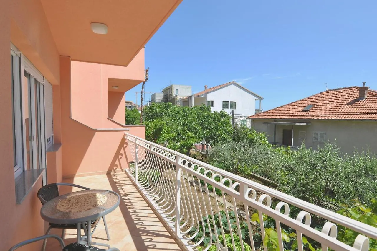 Poolside Paradise - A Hidden Gem In Split Apartmán